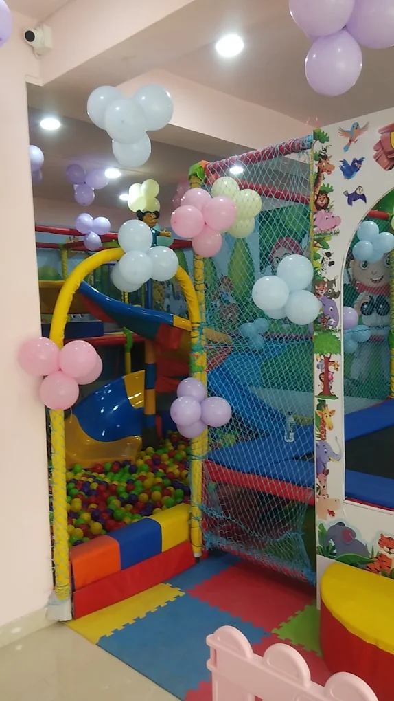 Multi-level play arena with balloons and slide
